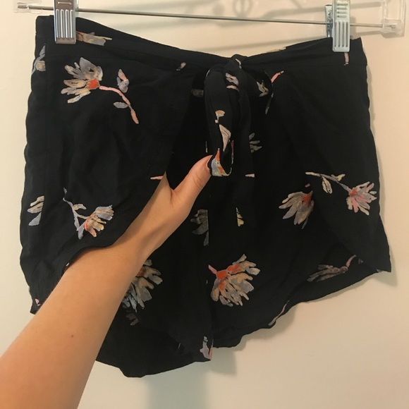 Kimichi Blue Urban Outfitters floral wrap shorts 0 - Picture 3 of 4