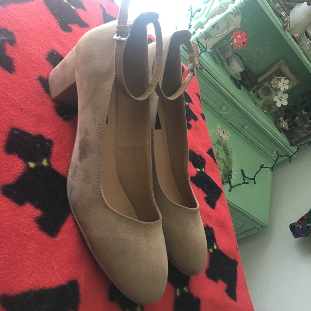 Dress shoe with chunky heel
