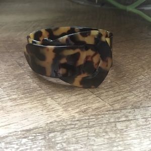Tortoise shell pattern bracelet.