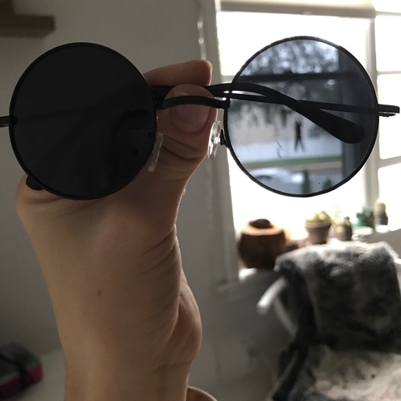 🚫SOLD🚫Lennon Sunnies - Picture 2 of 3