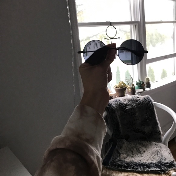 🚫SOLD🚫Lennon Sunnies - Picture 3 of 3