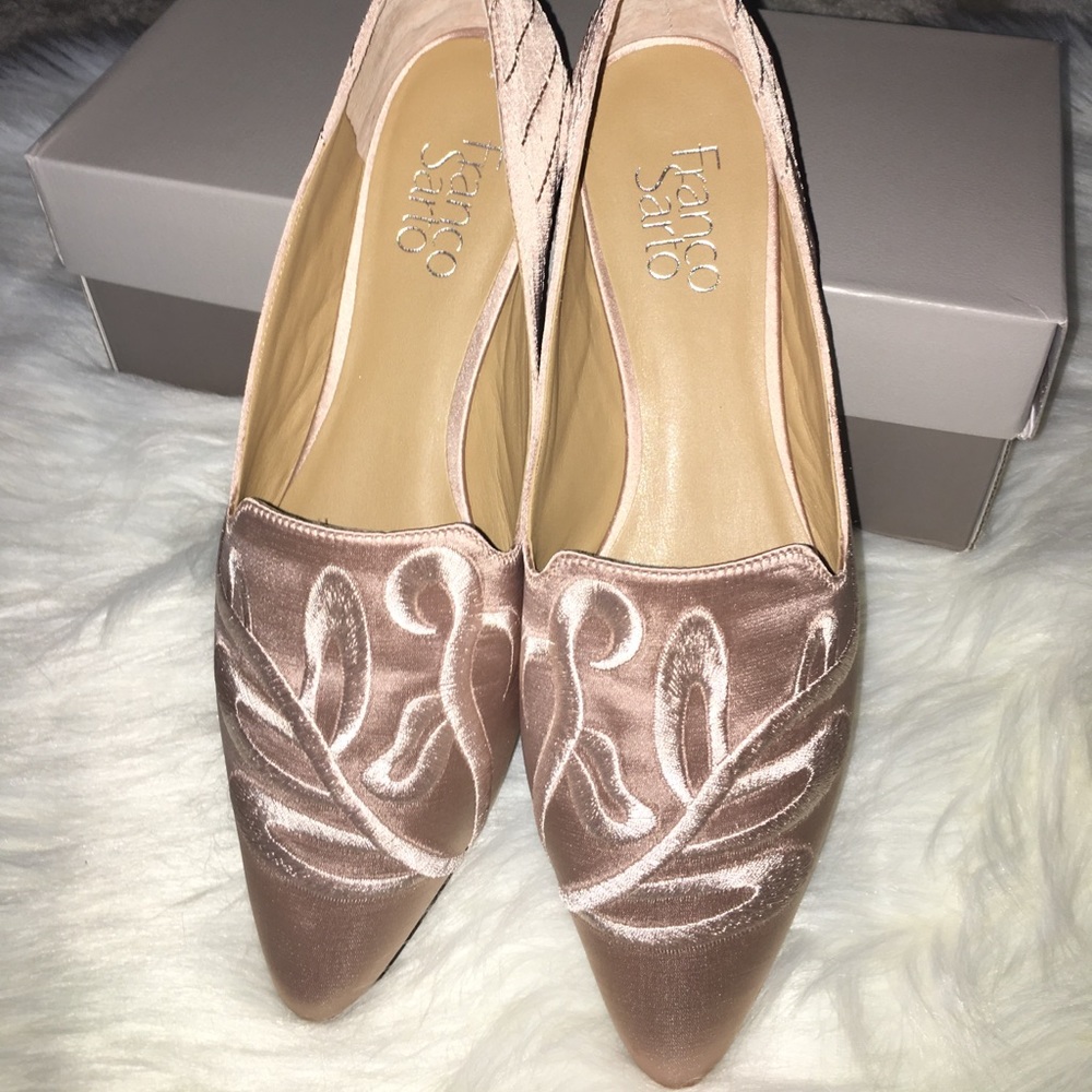 * SOLD *NWT gorgeous blush satin flats!