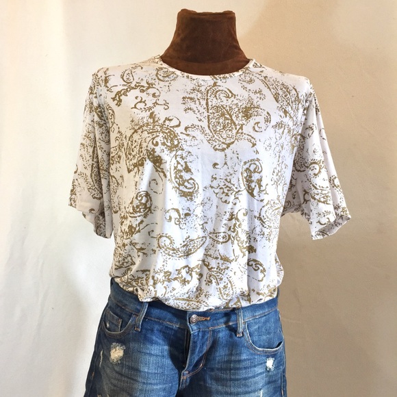 Tops - Cathy Daniels Gold printed tee shirt. NWT!