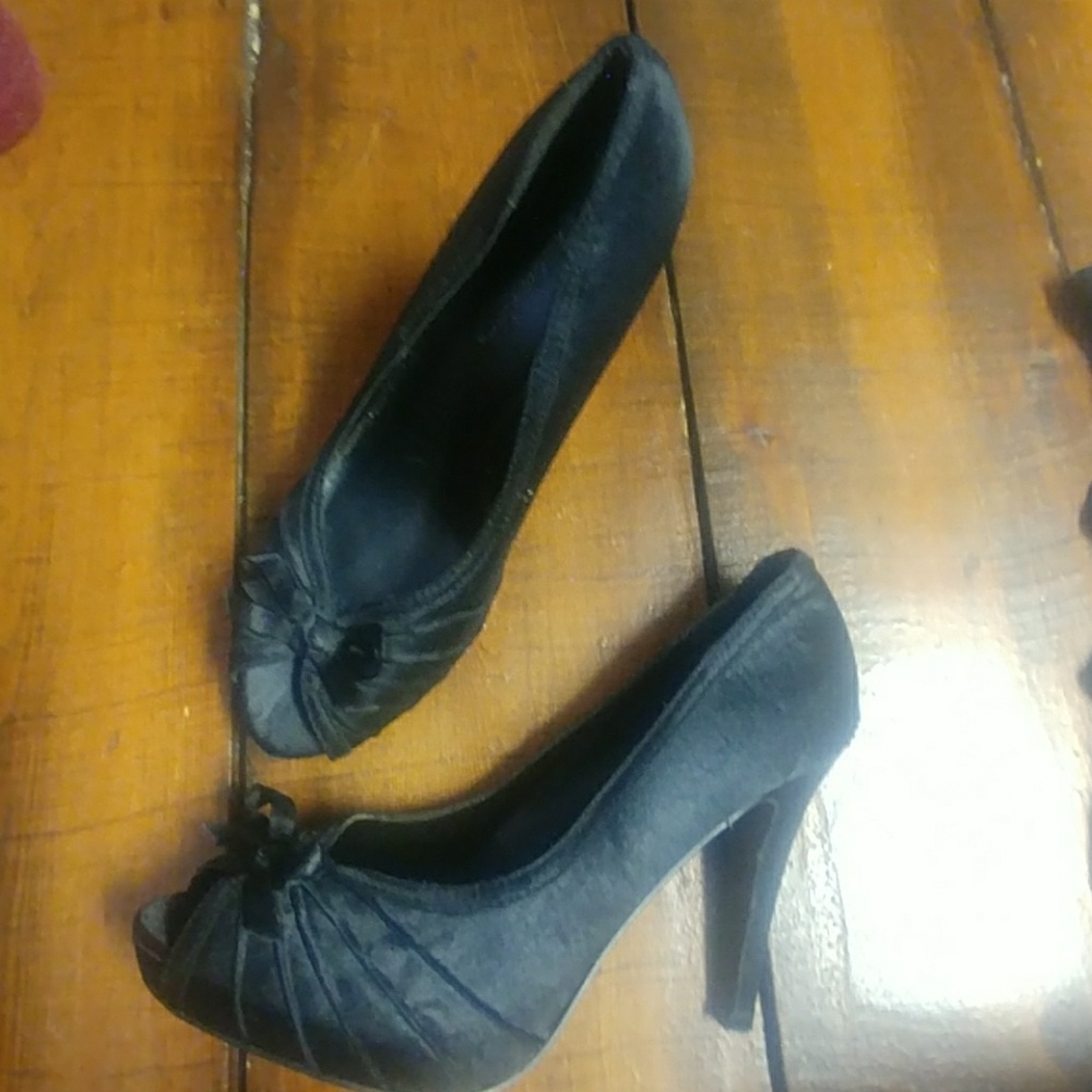 Black bow heels