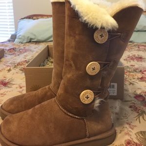 UGG chestnut Bailey Button Triplet