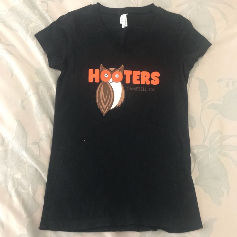 Hooters v-neck shirt