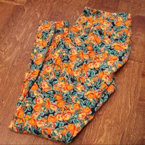 TC LULAROE “DISNEY ROSES” LEGGINGS