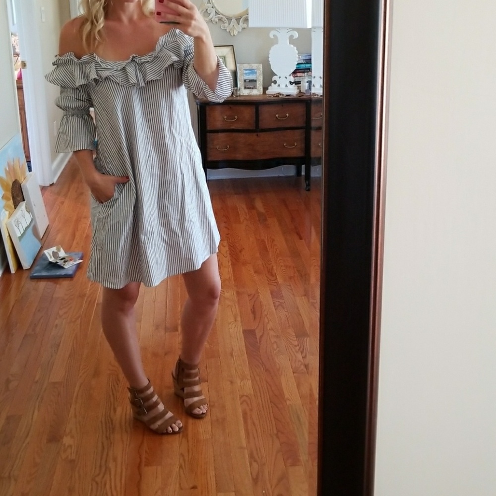 Off the shoulder dress size small. Boutique brand