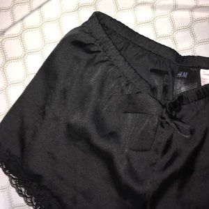 🌻Black silky shorts🌻