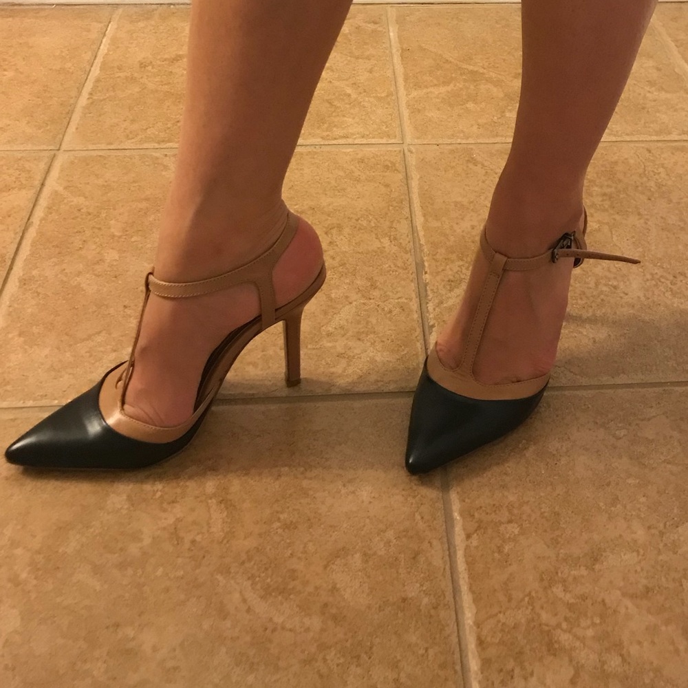 BCBG generation black pointy pumps