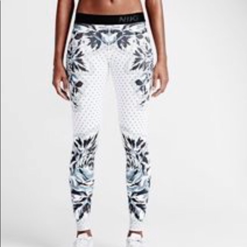 NIKE Floral Dot Leggings - Must Have
