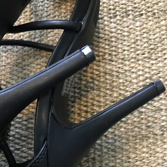 💥New💥 Lauren Conrad LC Strappy Black Heels - Picture 5 of 7