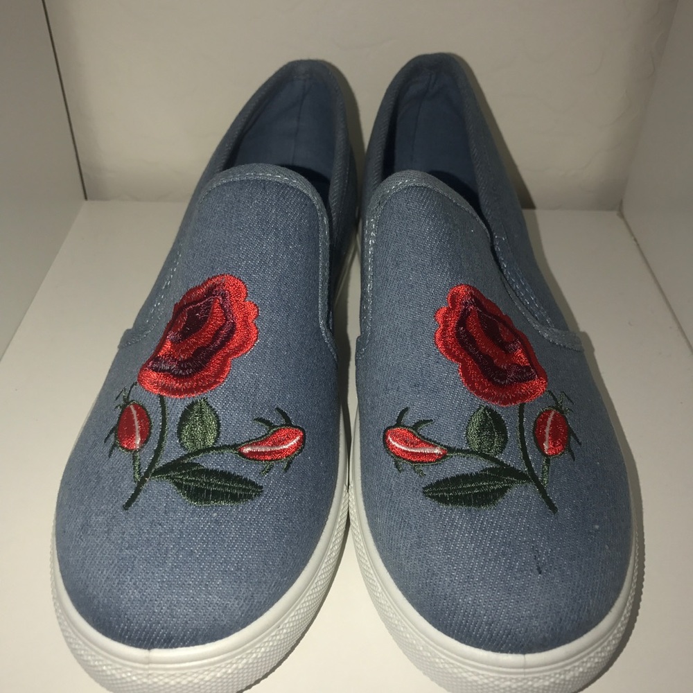 Blue denim shoes with a rose on top