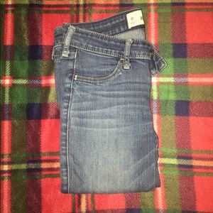 Hollister medium-wash Jegging, size 1R (25x29)