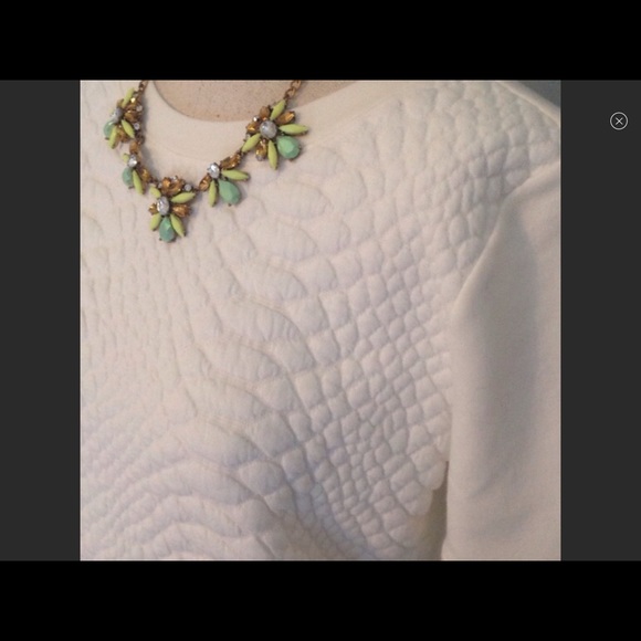 BOGO‼️Off white quilted top. Excellent condition - Picture 2 of 5