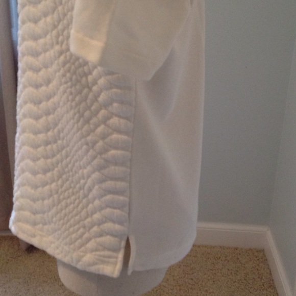 BOGO‼️Off white quilted top. Excellent condition - Picture 4 of 5