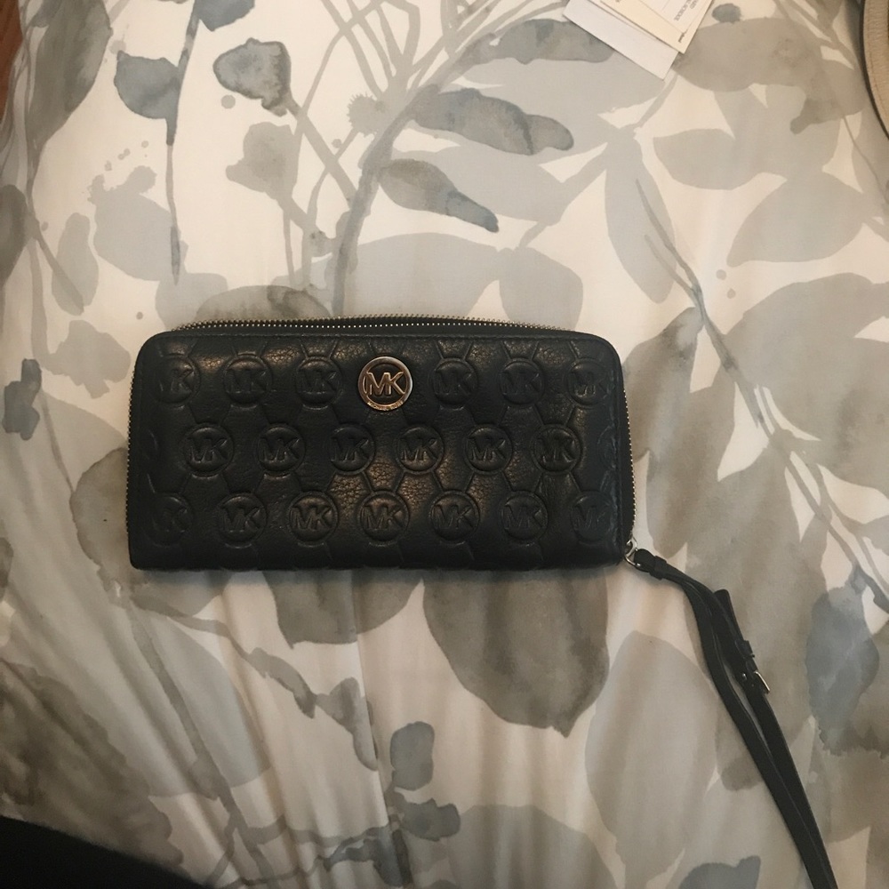 MK black wallet - in good condition!