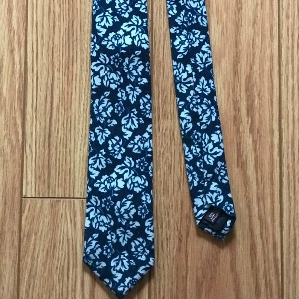 Blue floral necktie