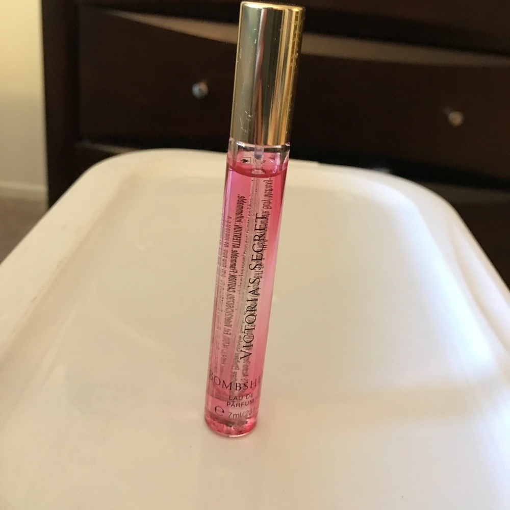 Free w/ $15 purchase🌟VS Bombshell Perfume 🌟
