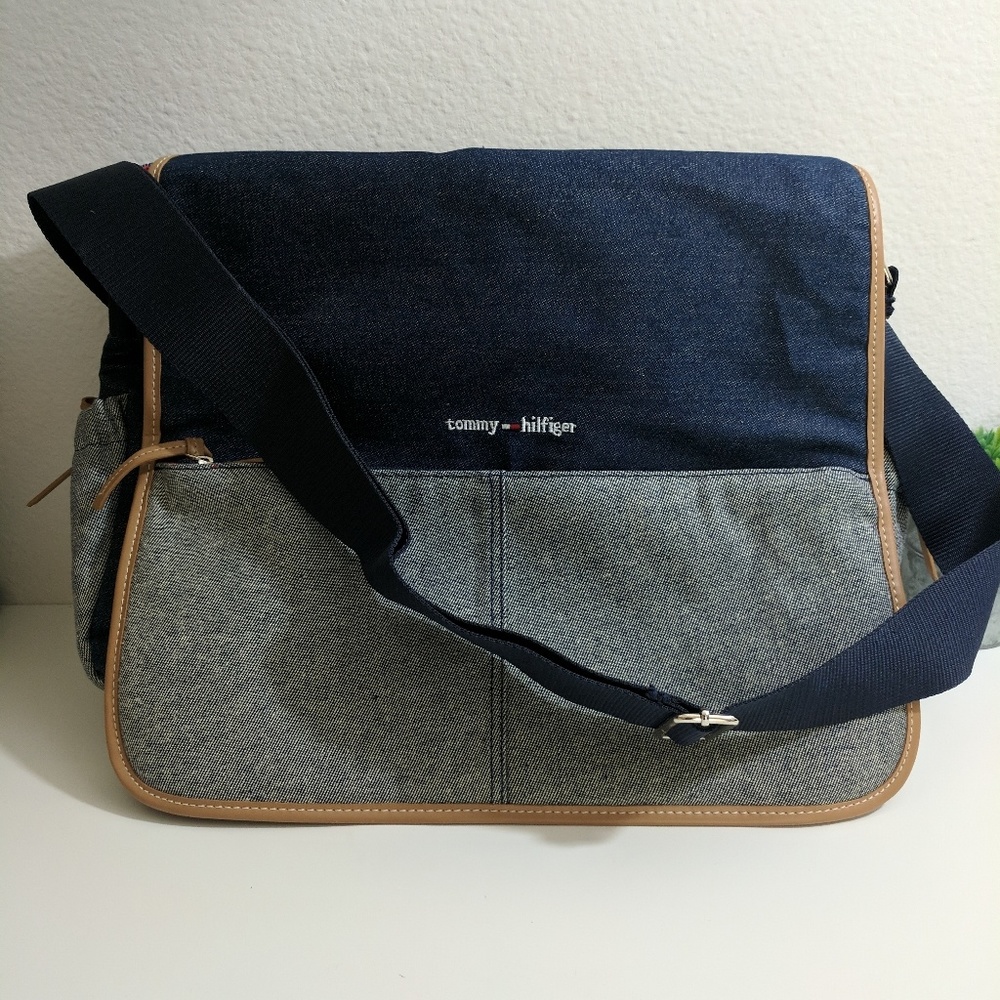 Tommy Hilfiger vintage logo messenger bag 🎒
