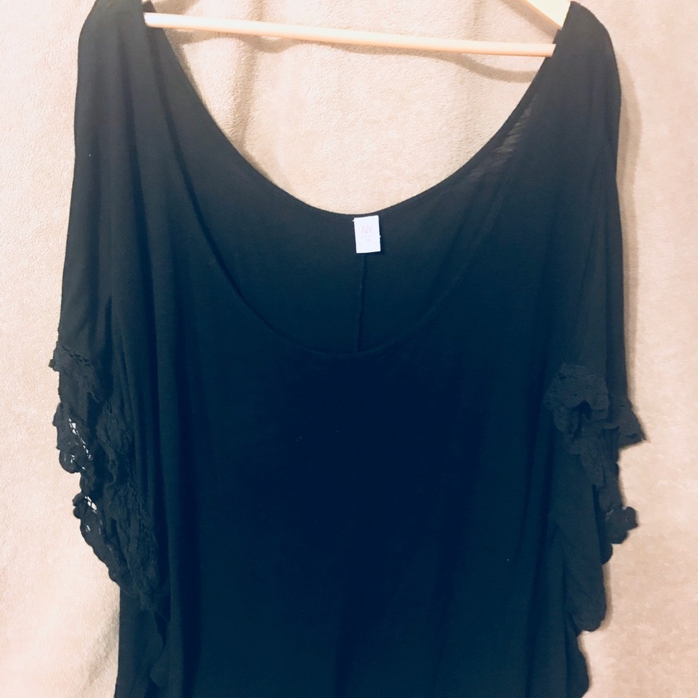 🔒SOLD🔒🆓 W/ Purchase! Off-the-shoulder