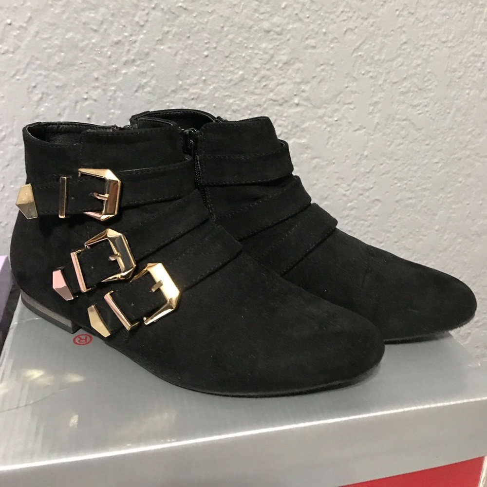 ‼️FINAL SALE ‼️Black Ankle Boots w Gold Buckles