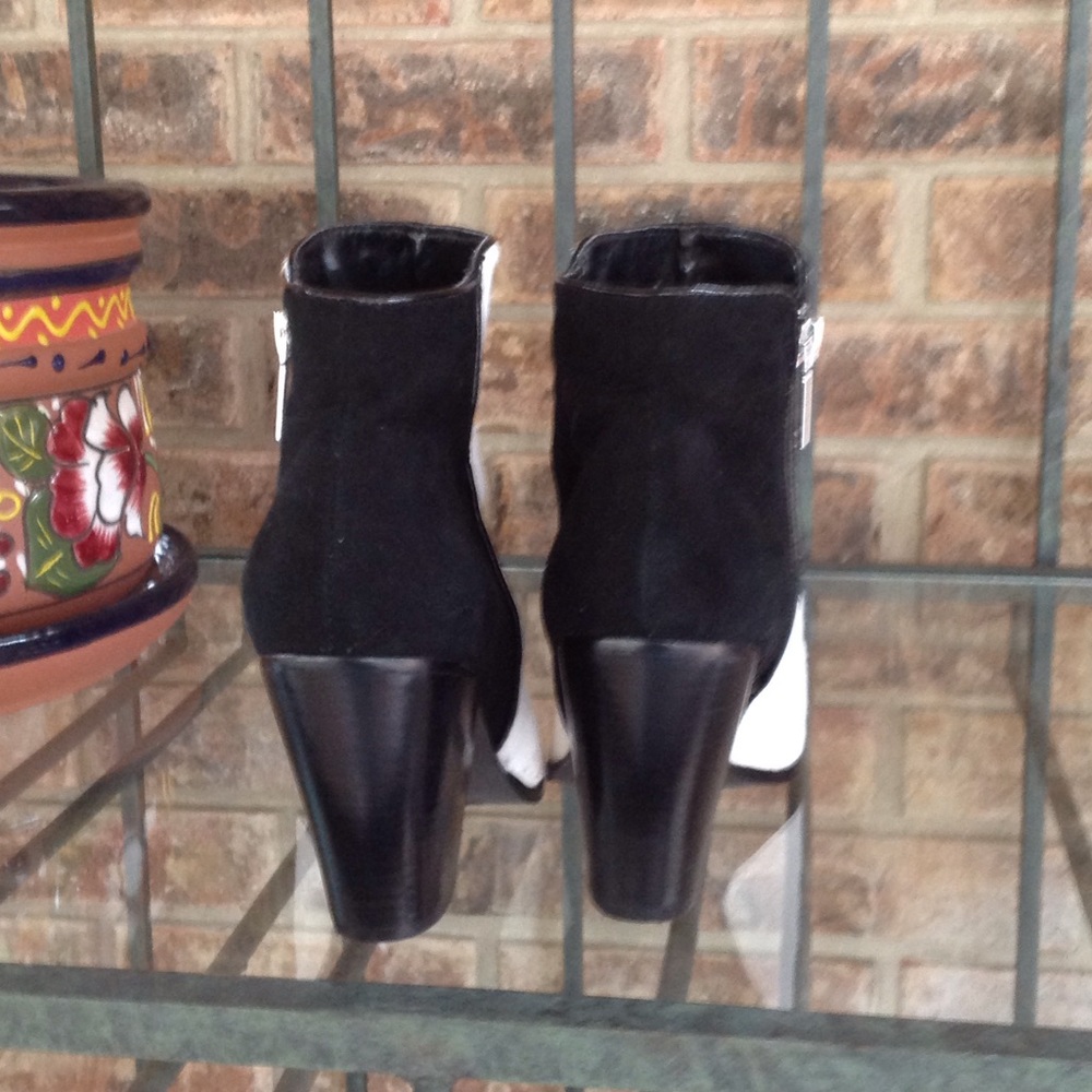 EUC VICTORIA SECRET HAIR ANS SWEDE BOOTIES - Picture 3 of 7