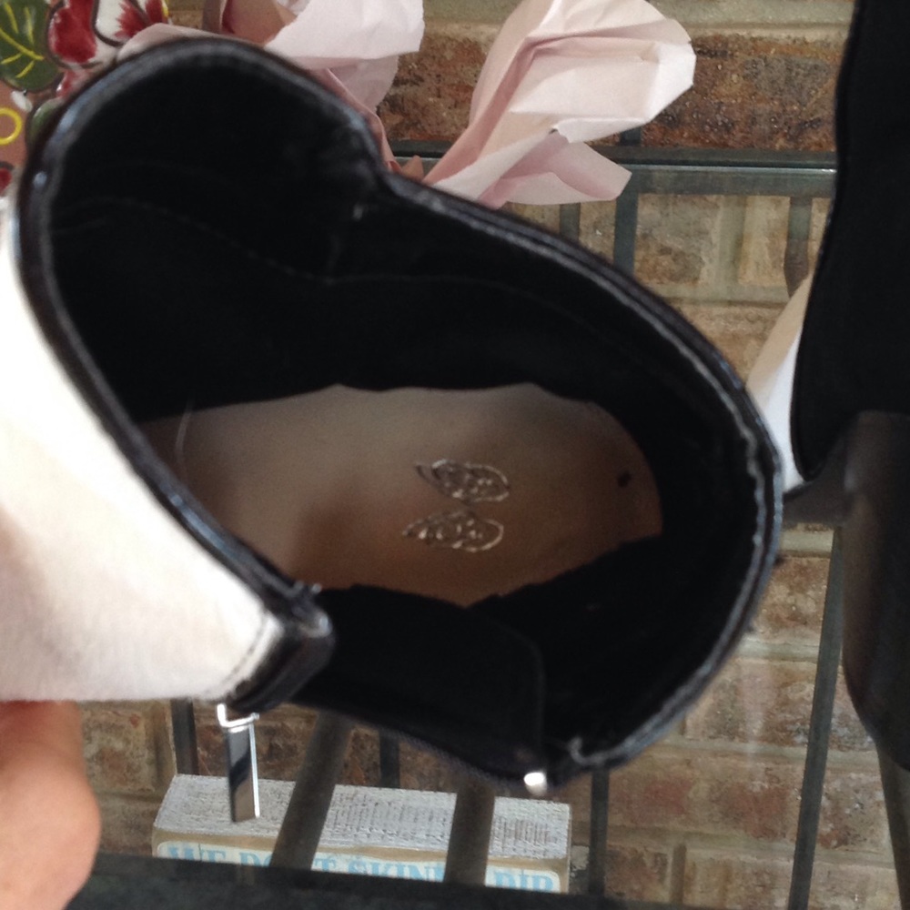 EUC VICTORIA SECRET HAIR ANS SWEDE BOOTIES - Picture 4 of 7
