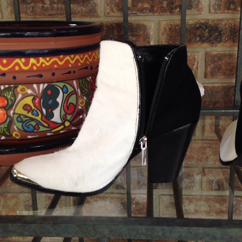 EUC VICTORIA SECRET HAIR ANS SWEDE BOOTIES - Picture 5 of 7