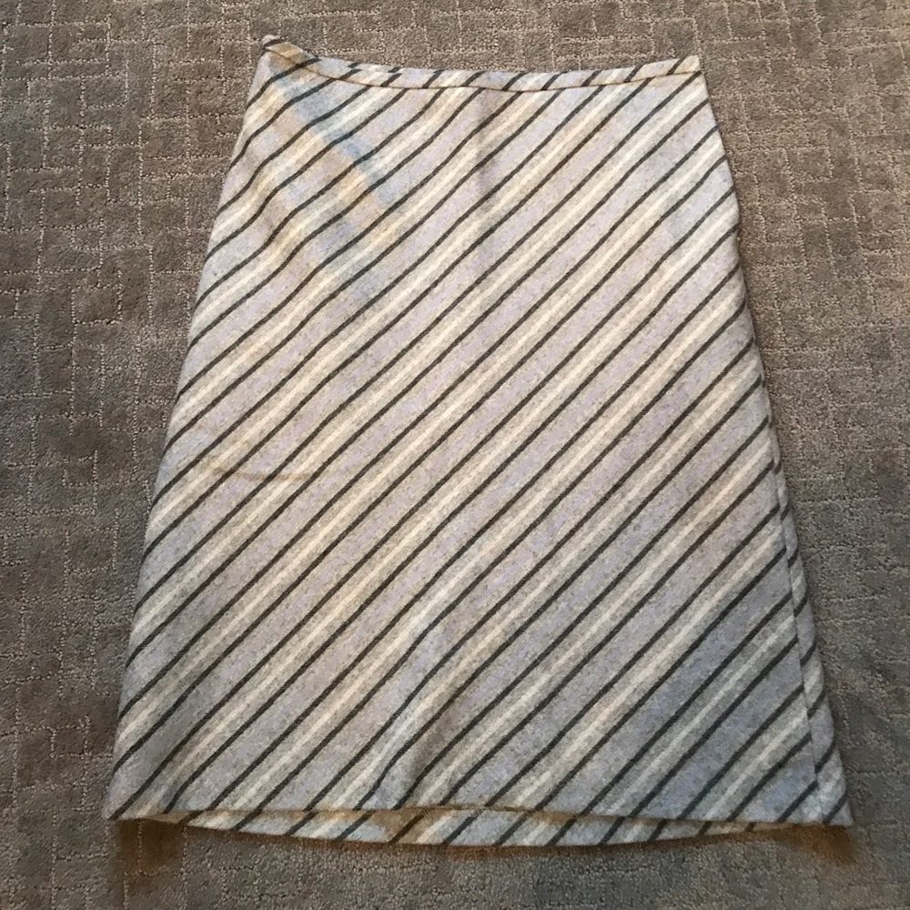 Fully lined Ann Taylor pencil skirt.