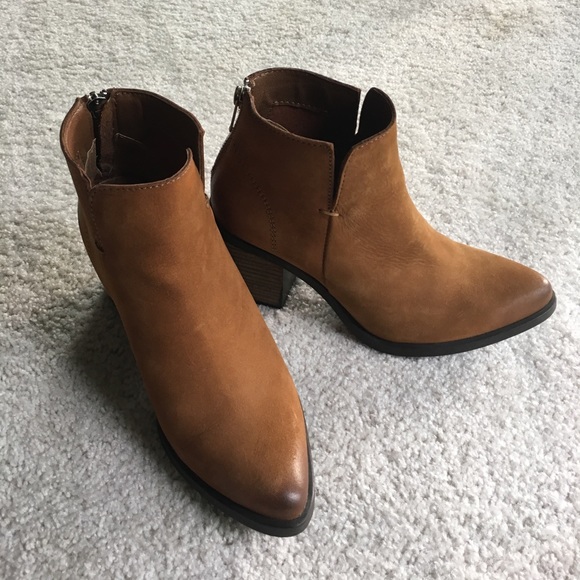 rumble perforated bootie steve madden