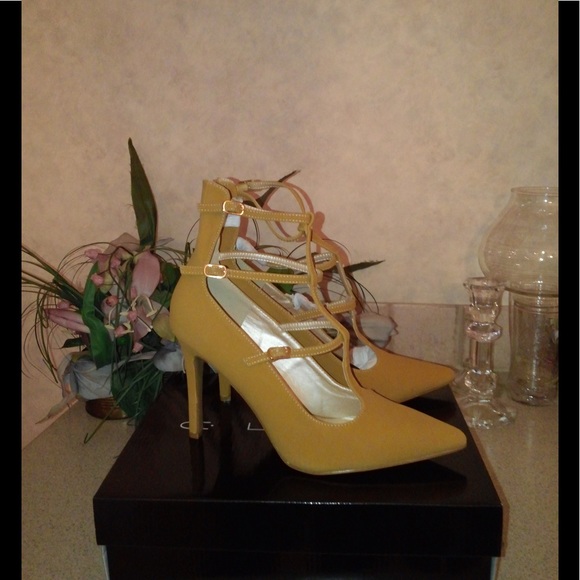 C Label Buckle Strappy Heels (9) - Picture 2 of 7