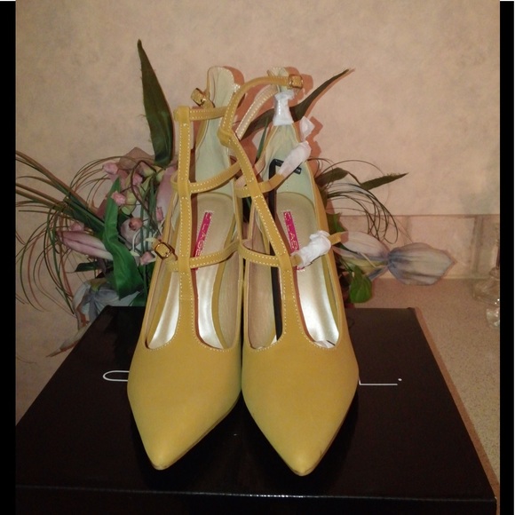 C Label Buckle Strappy Heels (9) - Picture 5 of 7