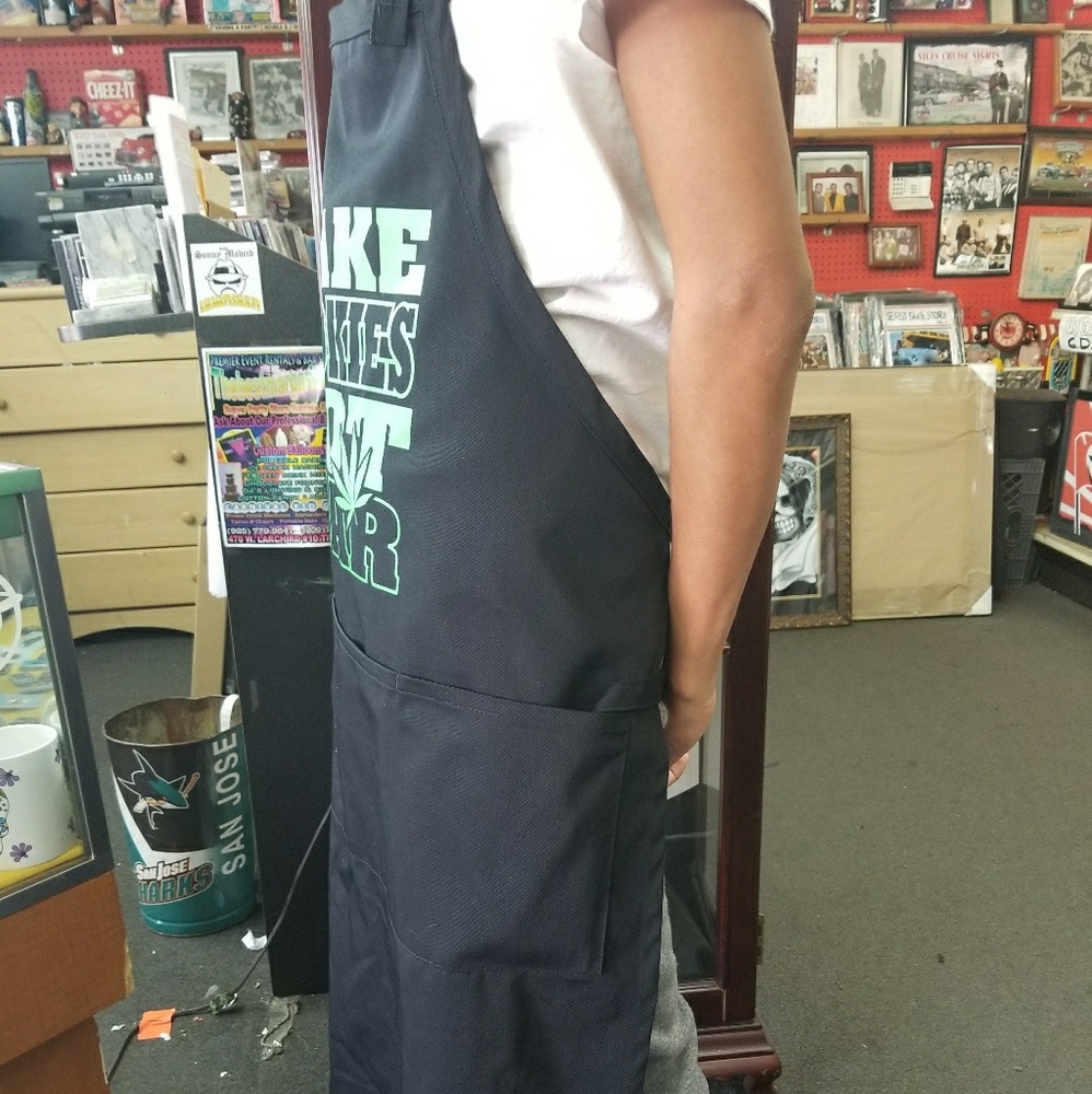 Apron - Picture 2 of 2