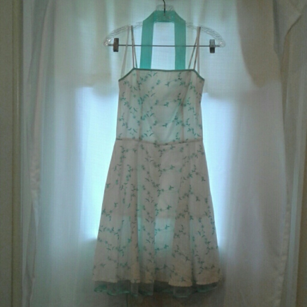 🌼NWOT! Steppin' Out white flowered dress 🌼