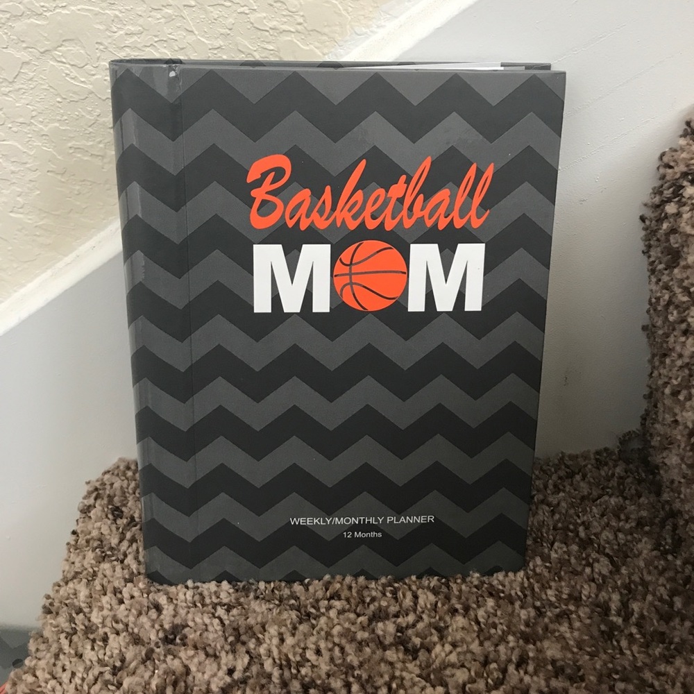 BASKETBALL MOM WEEKLY/MONTHLY PLANNER 12 MONTH