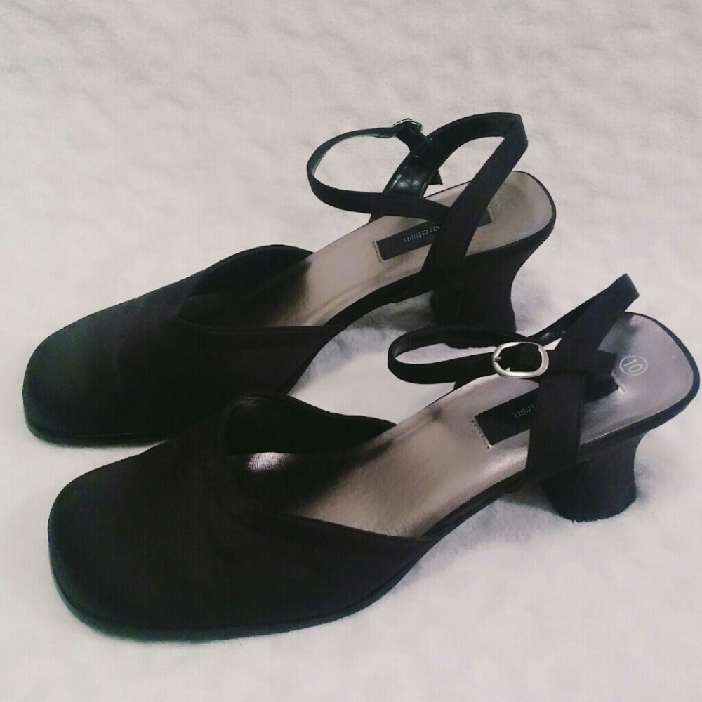 Gorgeous Xhilaration Satin Shoes