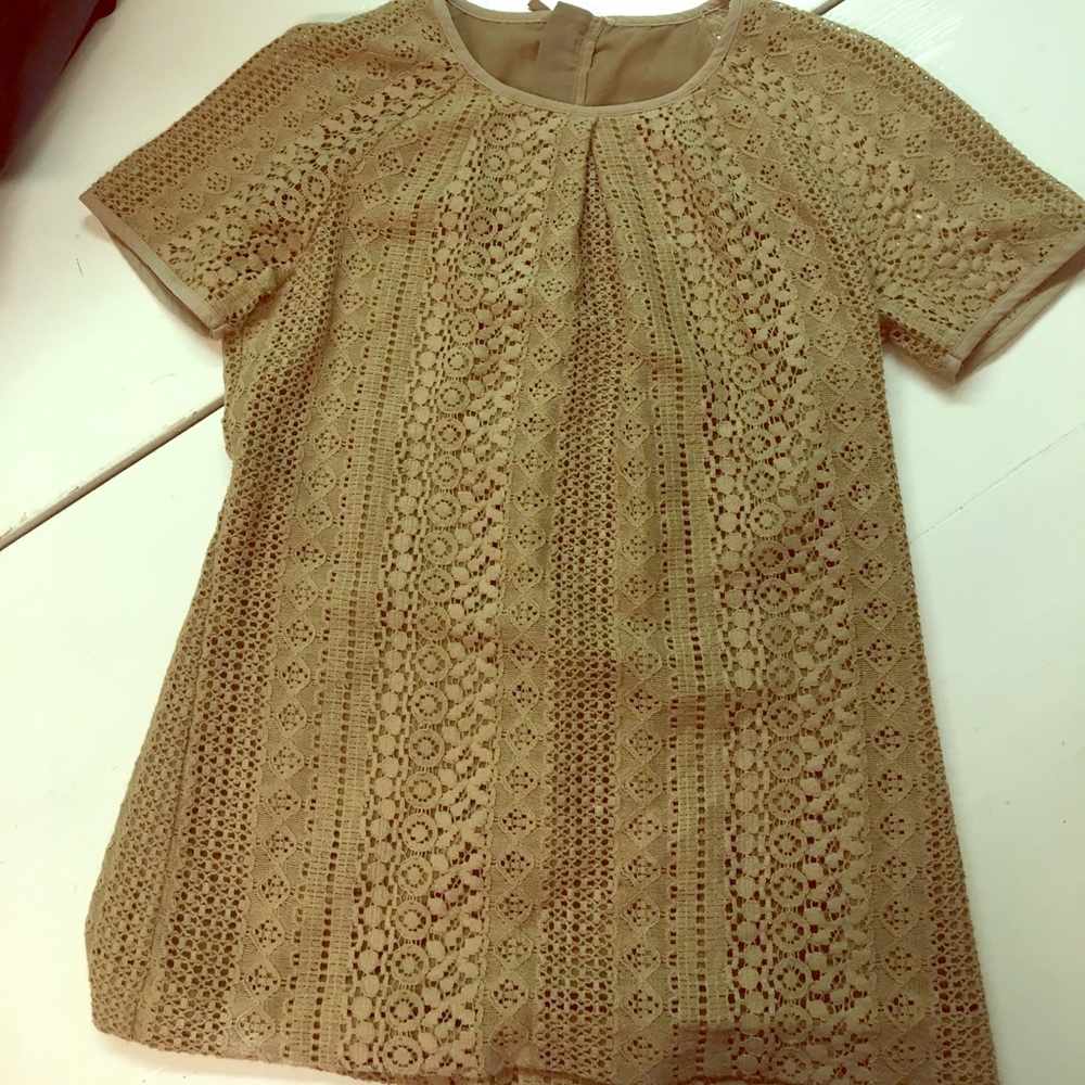 Short sleeved lacy shirt