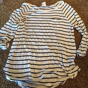 Wide neck black and white H&M tee