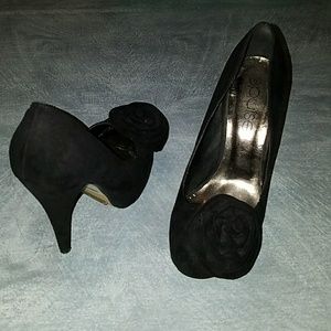 Black Pumps