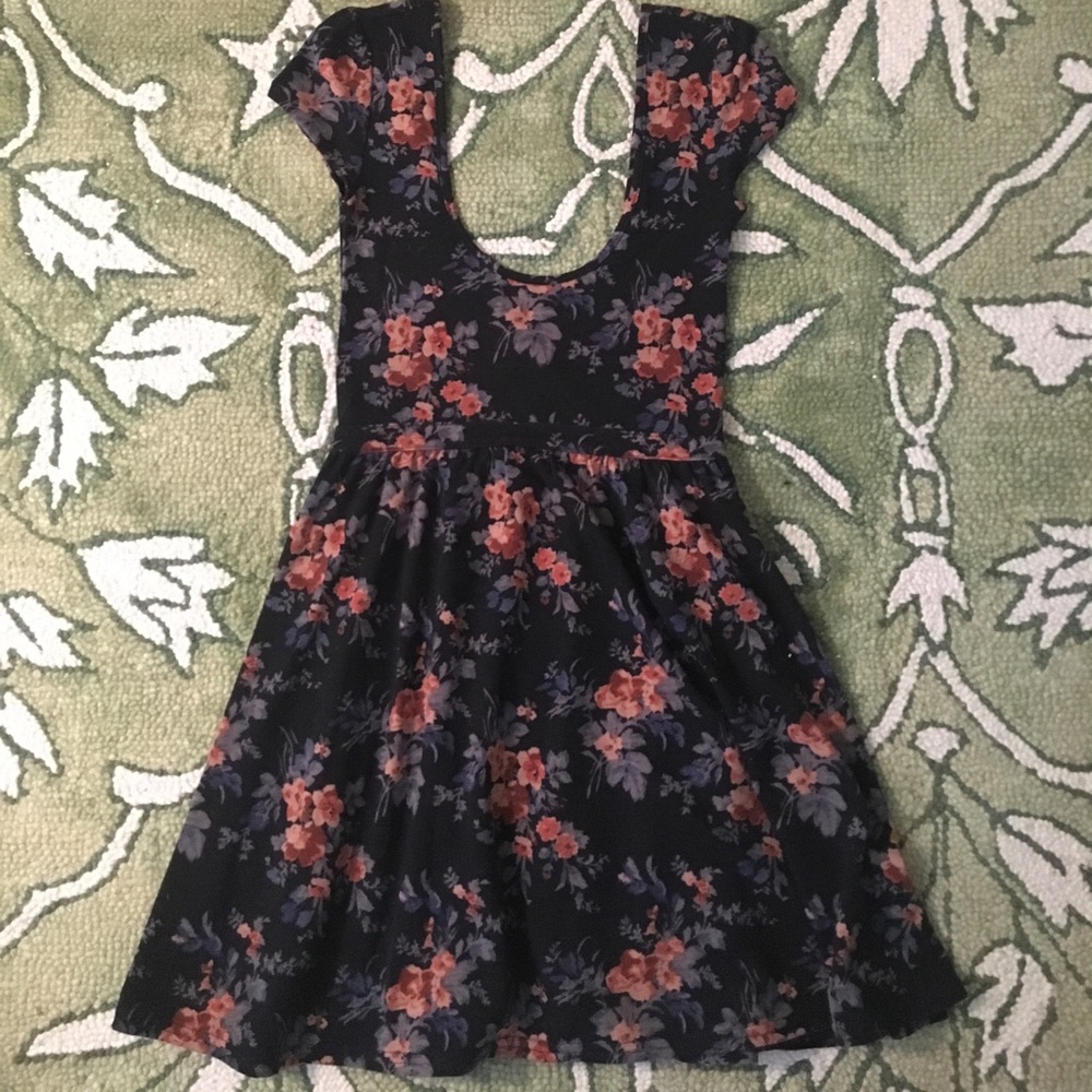 💕 3 for $45 💕 UO Floral Dress
