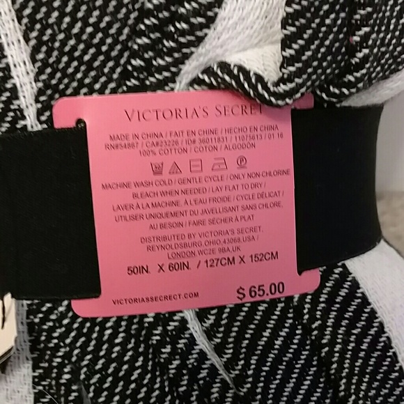 Victoria's secret beach blanket - Picture 2 of 3