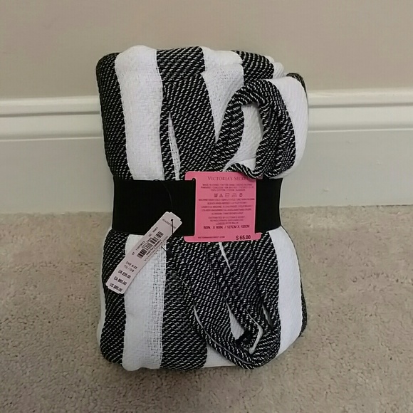 Victoria's secret beach blanket - Picture 3 of 3