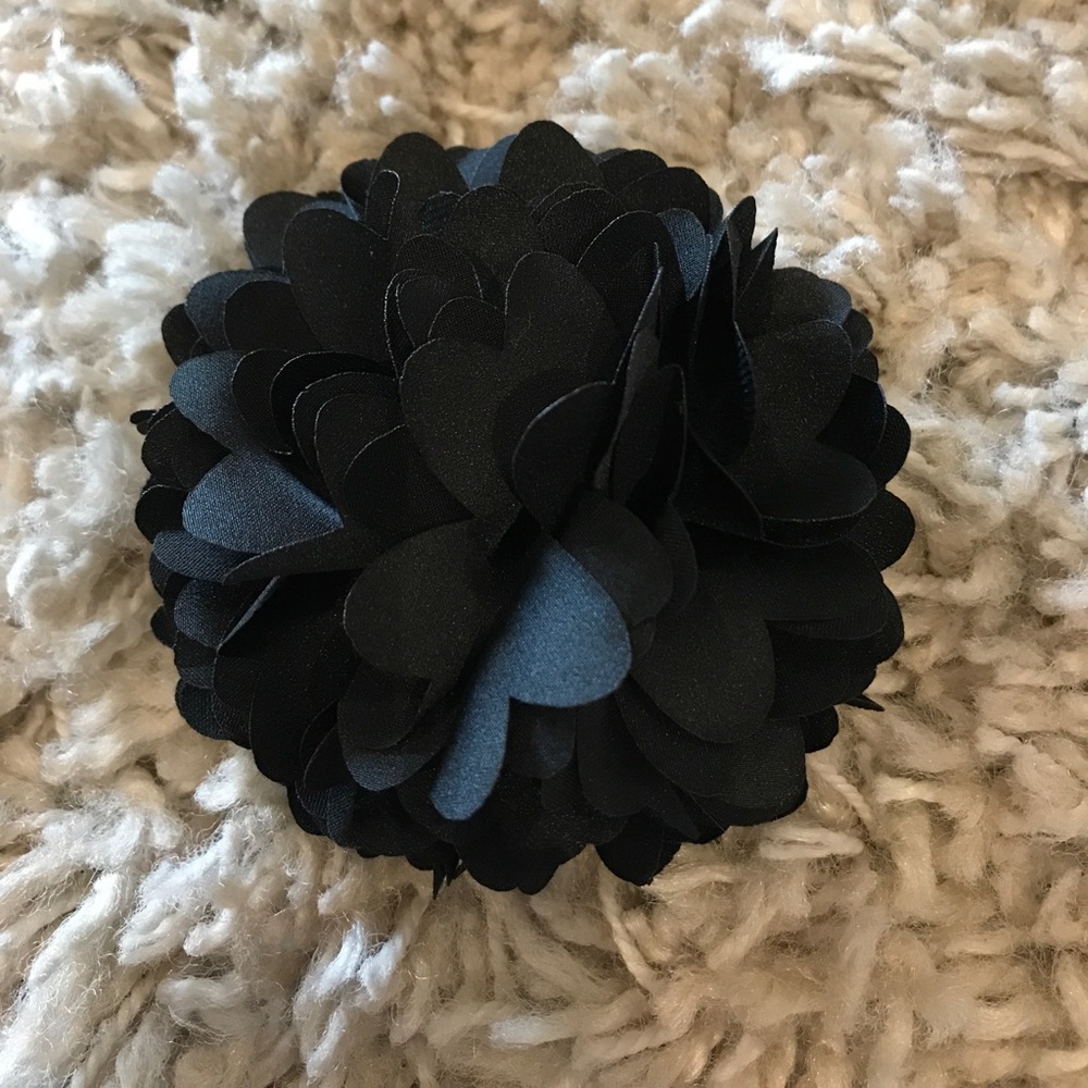 Buji Baja Coco Flower Pin