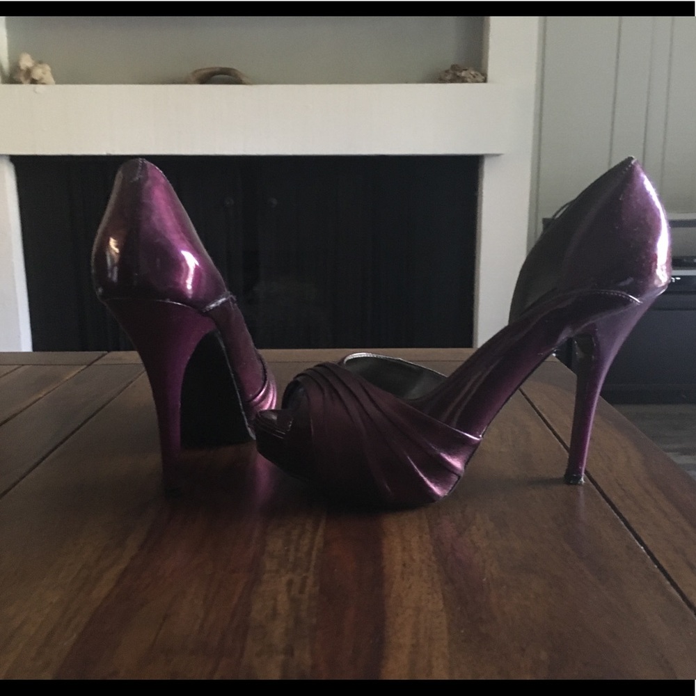 GUESS purple pumps!