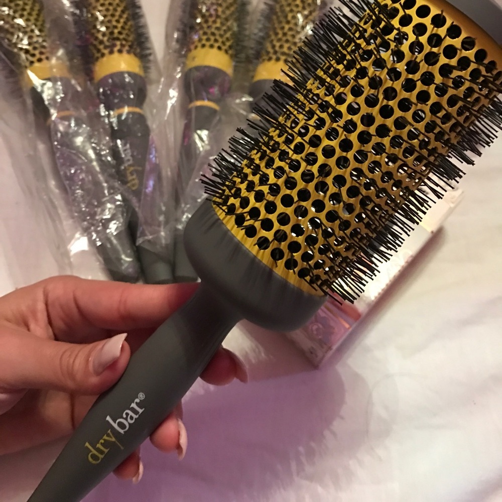 Drybar full pint medium round brush.