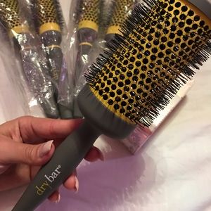Drybar full pint medium round brush.