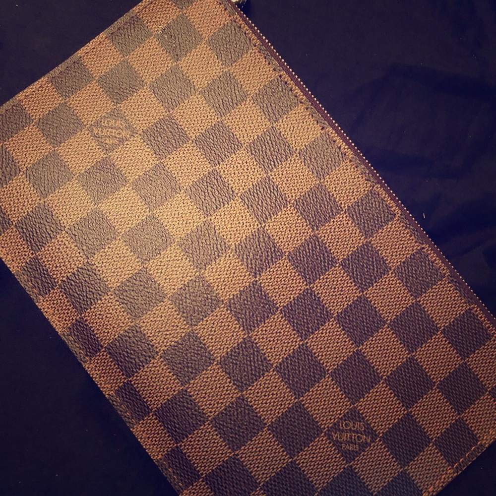 LV pouchette