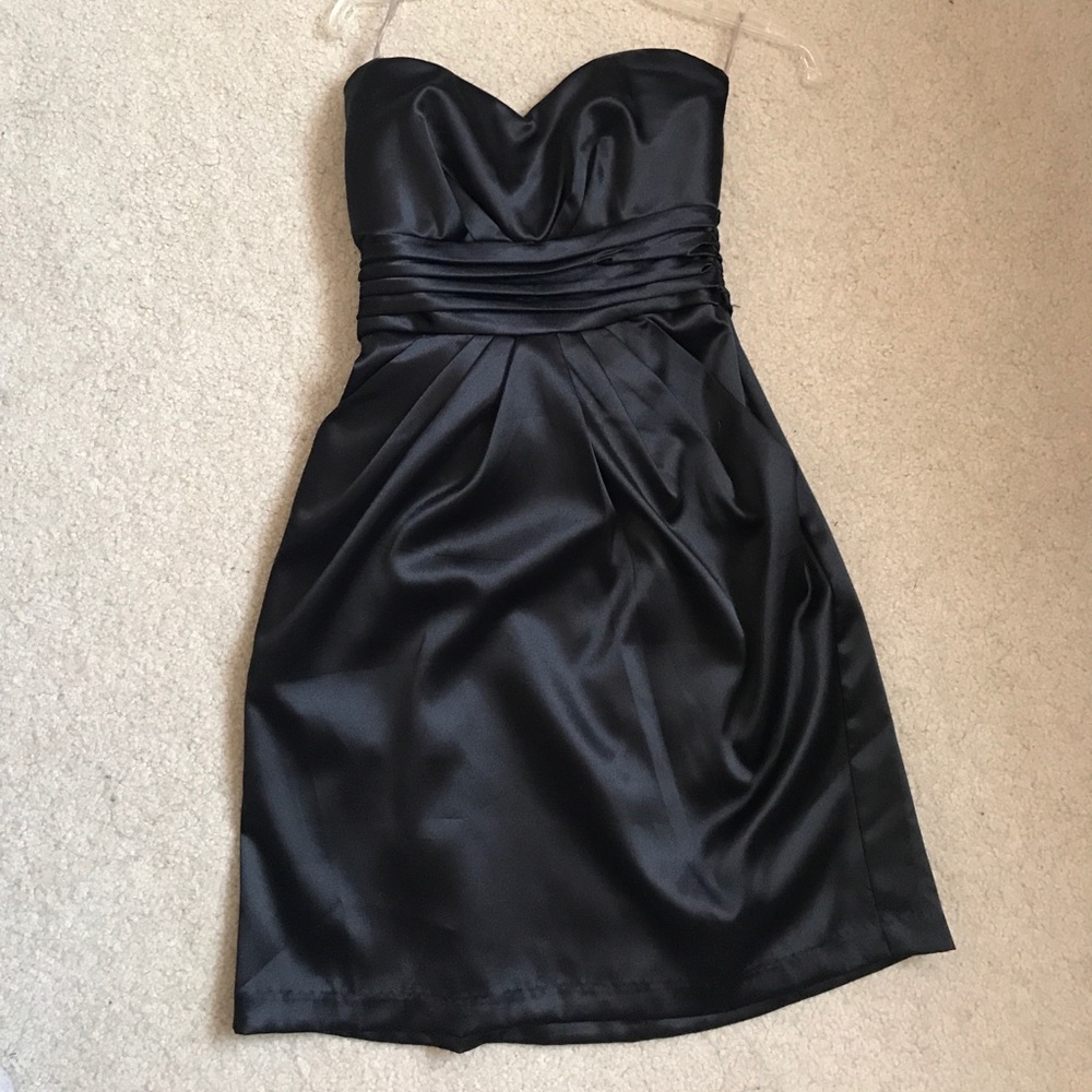 Strapless black dress with pockets