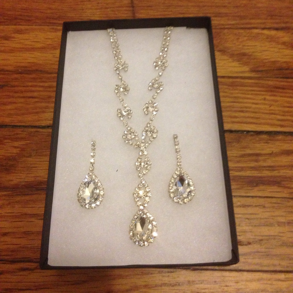Costume jewelry necklace and earring set.